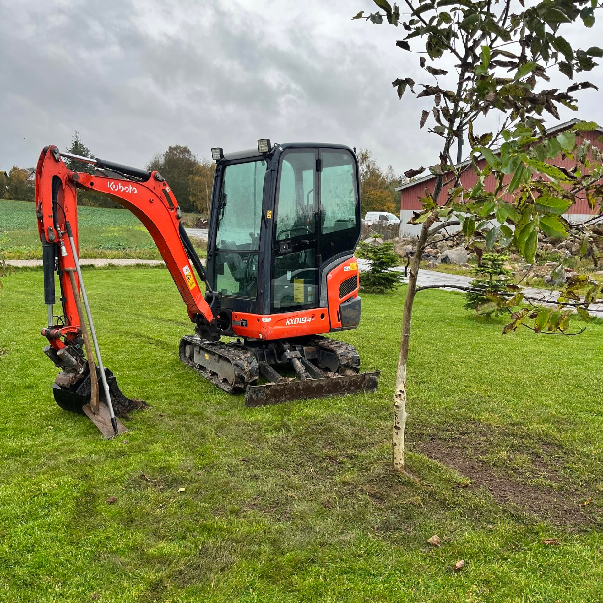 Kubota minigraver på græsplæne