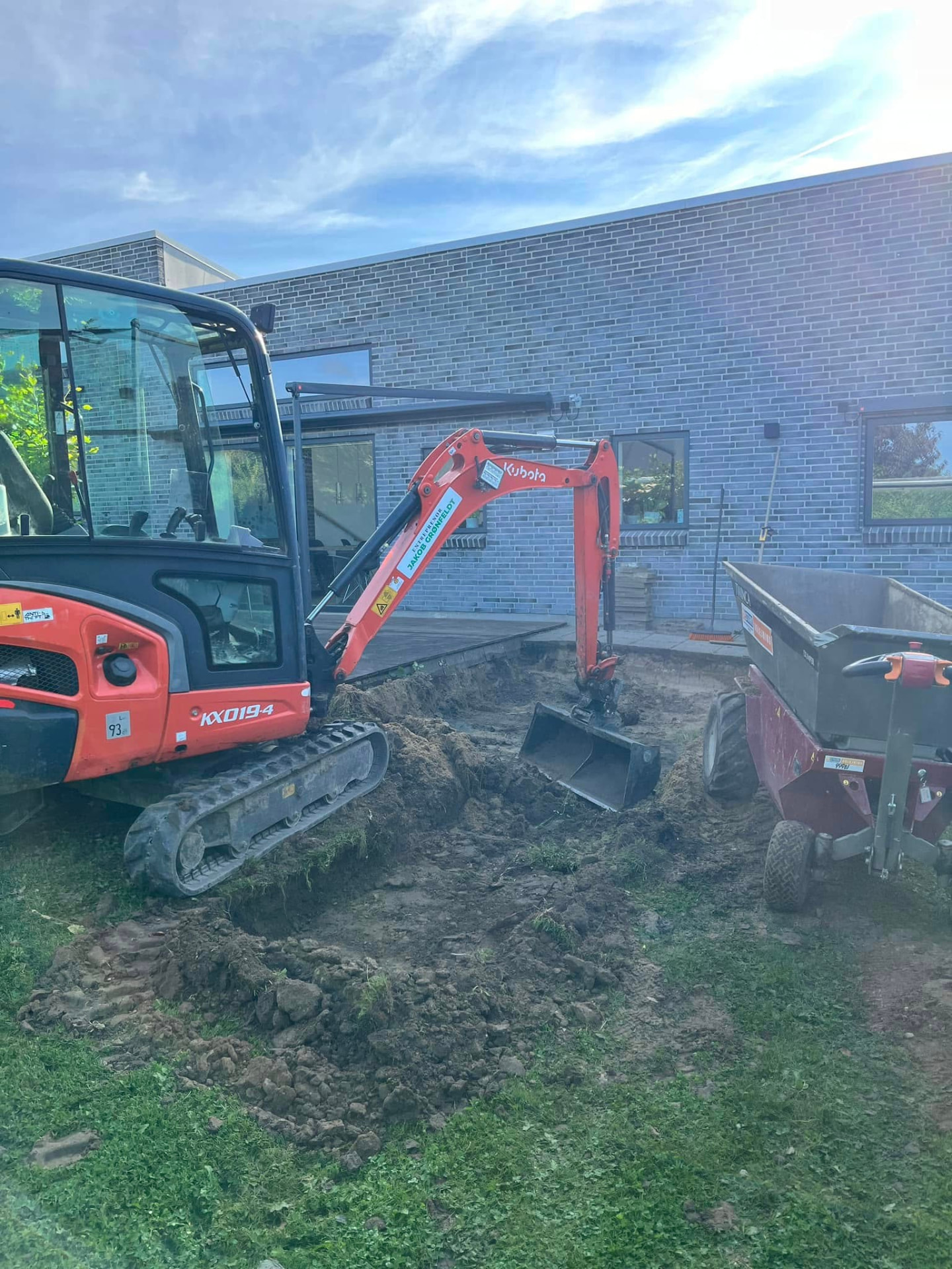 Kubota minigraver graver kloakrende ved bygning