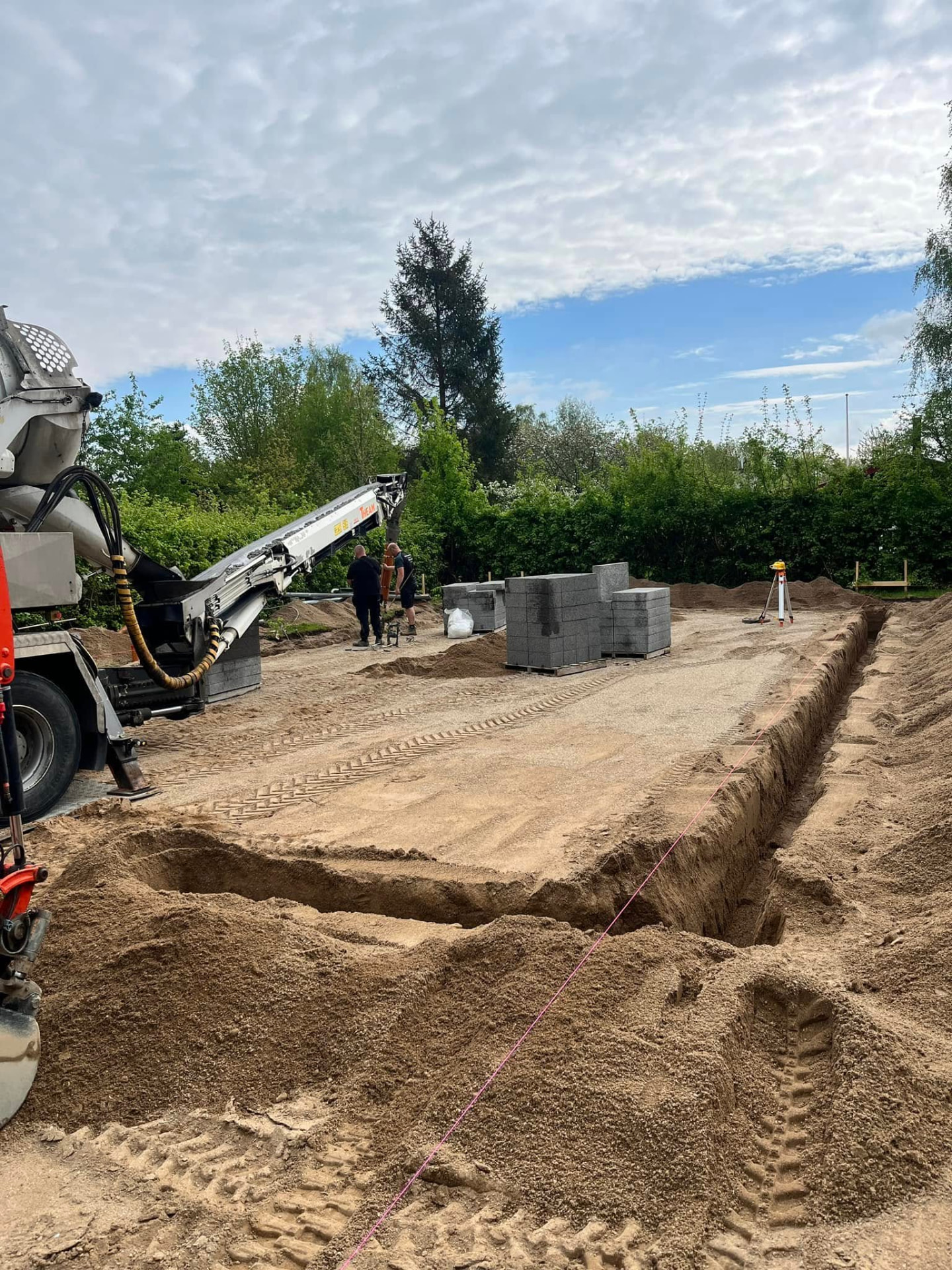 Støbning af fundament med betonpumpe og fundablokke
