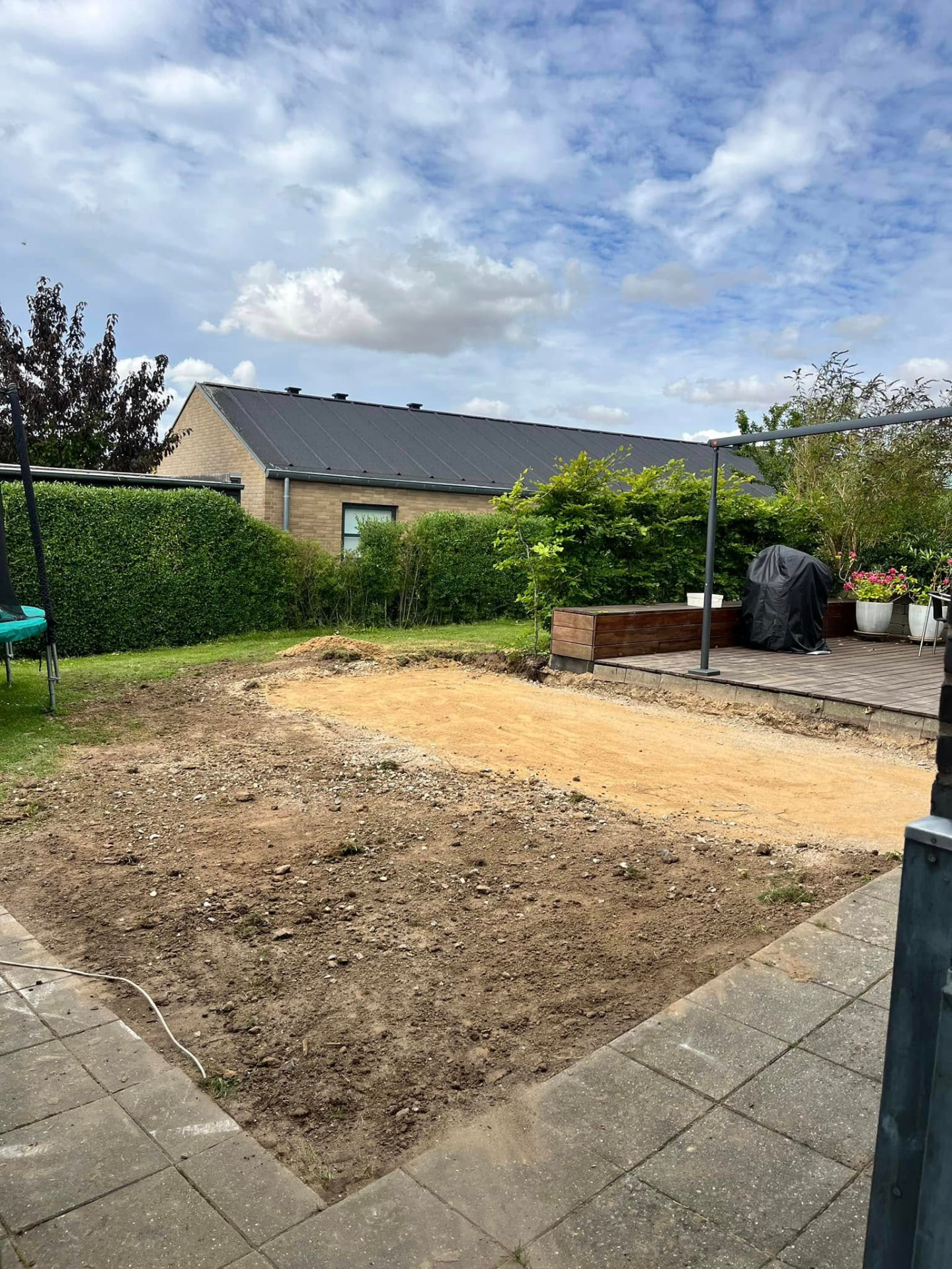 Haveanlæg og udgravning ved terrasse